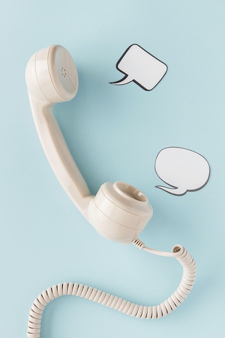 flat-lay-retro-telephone-receiver-with-chat-bubbles